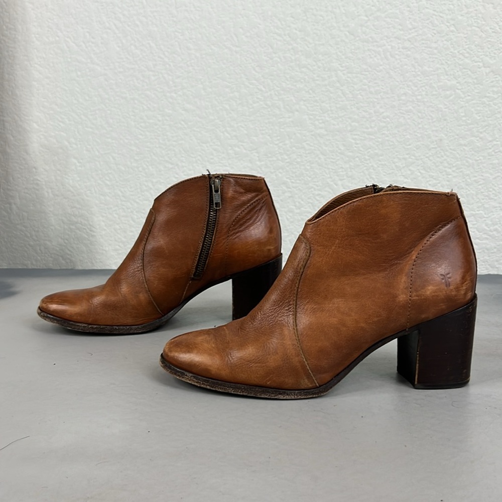 Frye Nora Leather Block Stacked Heel Almond Toe Zip Heel Booties Boots